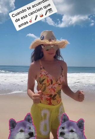 Sexy Thalia Enseña Escote en la playa