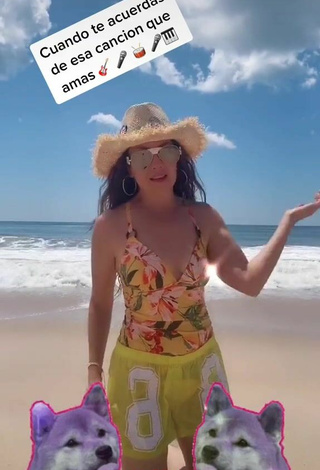 2. Sexy Thalia Enseña Escote En La Playa