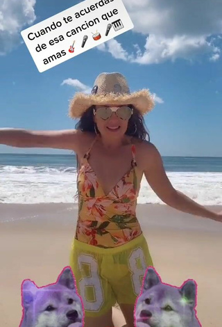 3. Sexy Thalia Enseña Escote En La Playa