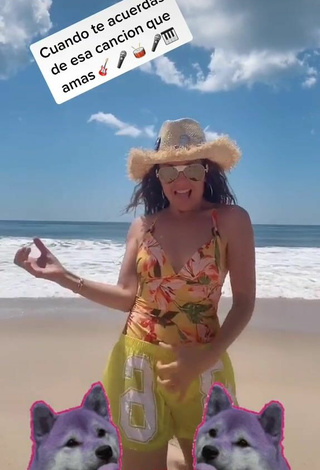 4. Sexy Thalia Enseña Escote En La Playa