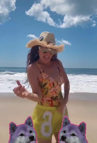 5. Sexy Thalia Enseña Escote En La Playa