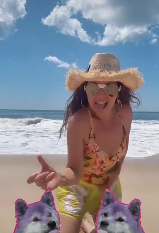 6. Sexy Thalia Enseña Escote En La Playa