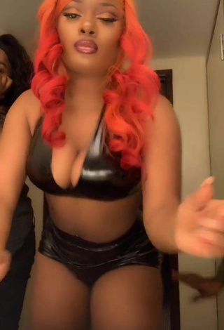 1. Sexy Megan Thee Stallion Enseña Escote