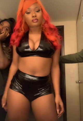 2. Sexy Megan Thee Stallion Enseña Escote