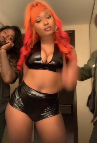 3. Sexy Megan Thee Stallion Enseña Escote