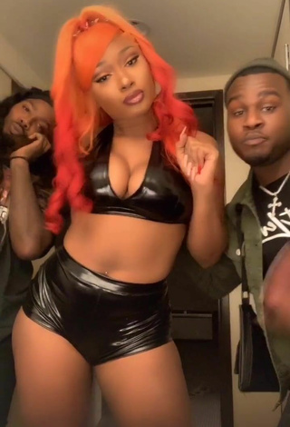 Sexy Megan Thee Stallion Enseña Escote