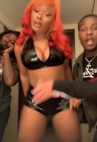 5. Sexy Megan Thee Stallion Enseña Escote