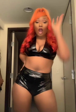 2. Bonita Megan Thee Stallion Enseña Escote