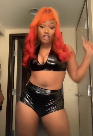 3. Bonita Megan Thee Stallion Enseña Escote