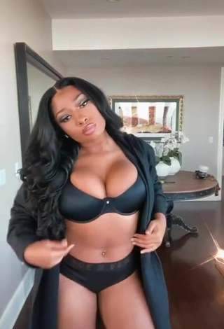 Caliente Megan Thee Stallion enseña escote con Lencería Negro