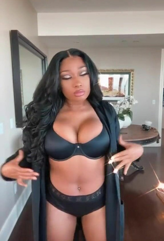 2. Caliente Megan Thee Stallion Enseña Escote Con Lencería Negro