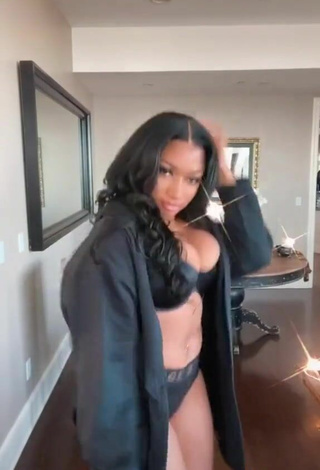 4. Caliente Megan Thee Stallion Enseña Escote Con Lencería Negro