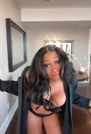 6. Caliente Megan Thee Stallion Enseña Escote Con Lencería Negro