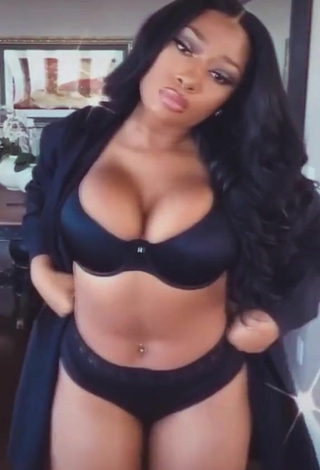 Sexy Megan Thee Stallion enseña escote con Lencería