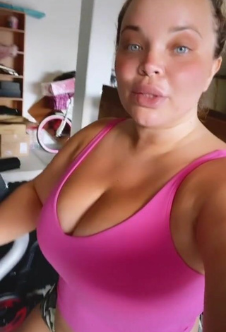 Bonita Trisha Paytas Enseña Escote mientras hace ejercicios deportivos