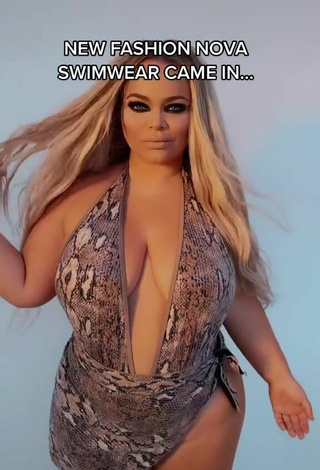 3. Sexy Trisha Paytas Enseña Escote Con Traje De Baño