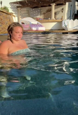 3. Atractiva Trisha Paytas Con Seductores Bikini En La Piscina