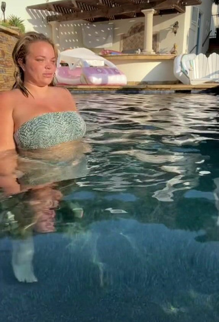 4. Atractiva Trisha Paytas Con Seductores Bikini En La Piscina