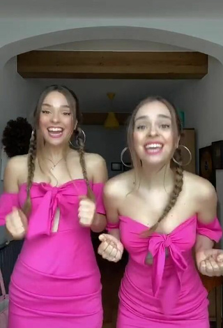 Sexy Aitana & Paula Etxeberria  sin brassière