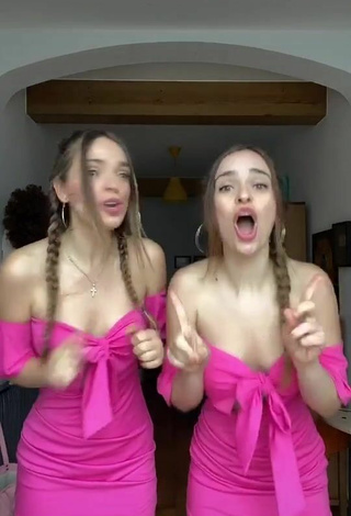 3. Sexy Aitana & Paula Etxeberria  Sin Brassière