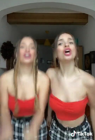 6. Sexy Aitana & Paula Etxeberria  Sin Brassière