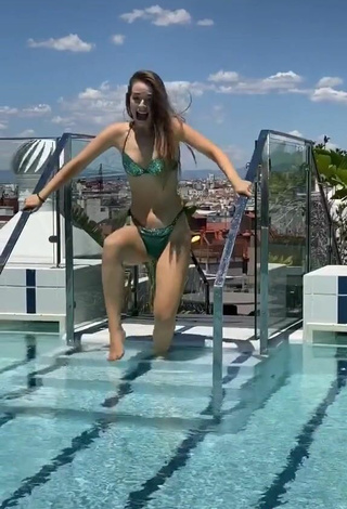 3. Bonita Aitana & Paula Etxeberria Con Bikini Verde En La Piscina