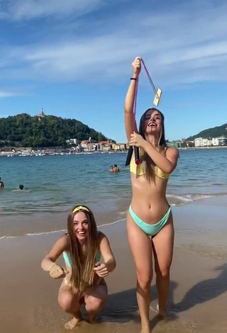 5. Más Caliente Aitana & Paula Etxeberria Con Bikini En La Playa