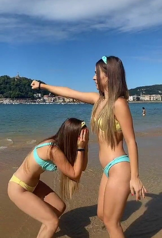 4. Sexy Aitana & Paula Etxeberria Enseña Piernas En La Playa