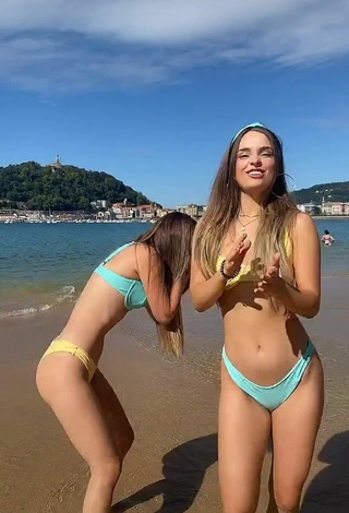 6. Sexy Aitana & Paula Etxeberria Enseña Piernas En La Playa