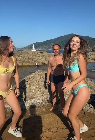 3. Guapísima Aitana & Paula Etxeberria Con Atractivos Bikini En La Playa