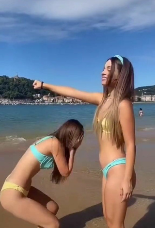 5. Hermosa Aitana & Paula Etxeberria Con Bikini En La Playa