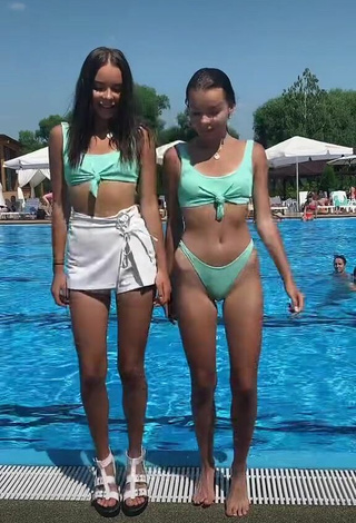 Sexy Katia & Nastia Enseña Piernas en la piscina