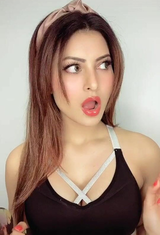 Sexy Urvashi Rautela con Top Corto Negro