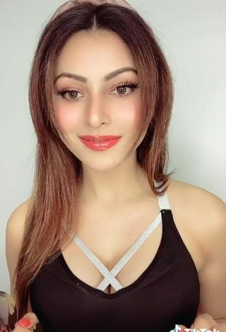 4. Sexy Urvashi Rautela Con Top Corto Negro