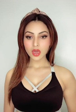 Caliente Urvashi Rautela con Top Corto Negro