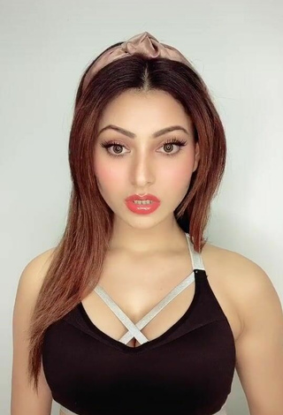 2. Caliente Urvashi Rautela Con Top Corto Negro