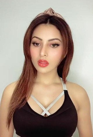 3. Caliente Urvashi Rautela Con Top Corto Negro