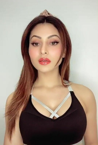 6. Caliente Urvashi Rautela Con Top Corto Negro