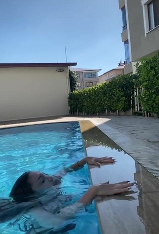 2. Hermosa Özgür Balakar Con Bikini Negro En La Piscina