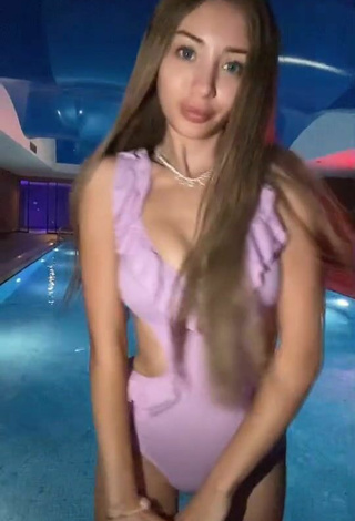 Sexy Özgür Balakar con Traje de Baño