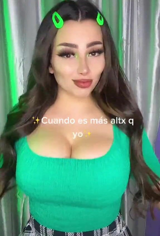 2. Vai Monroe Enseña Escote Guapísima  Y Tetas Saltarinas