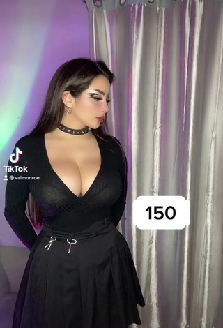 2. Atractiva Vai Monroe Enseña Escote Con Seductores Vestido Negro