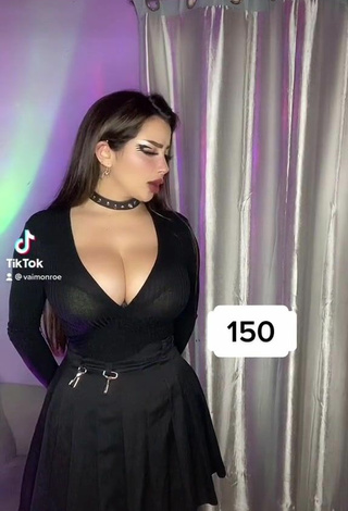 3. Atractiva Vai Monroe Enseña Escote Con Seductores Vestido Negro