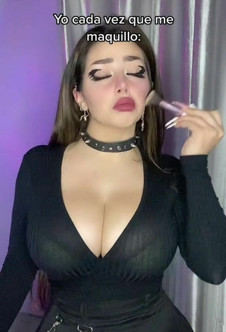 Sexy Vai Monroe enseña escote con Vestido Negro