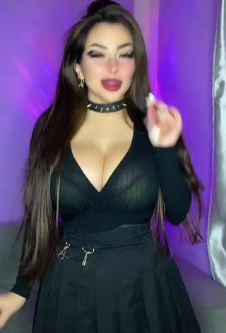 1. Linda Vai Monroe Enseña Escote Con Encantadores Vestido Negro