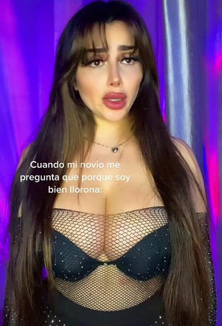 Sexy Vai Monroe enseña escote con Sujetador Negro