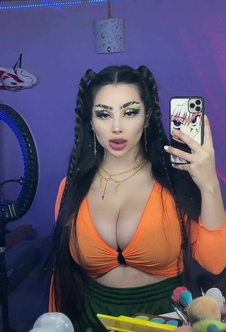 Guapísima Vai Monroe enseña escote con Atractivos Top Corto Naranja