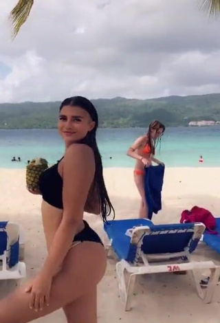 5. Hermosa Valeriya Bearwolf Con Bikini Negro En La Playa