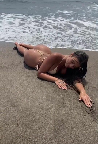 2. Sexy Valeriya Bearwolf Con Tanga En La Playa