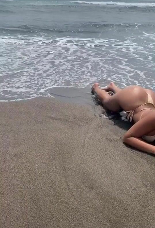 4. Sexy Valeriya Bearwolf Con Tanga En La Playa